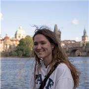 Profesora titulada en estudios de cine, televisión y teatro