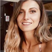 Insegnante, interprete e traduttrice, offre lezioni di lingua e traduzione