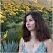 Laureanda in Lettere e Diploma Liceo Linguistico