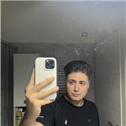 Sono uno studente universitario con un diploma linguistico che offre lezioni private e aiuto compiti