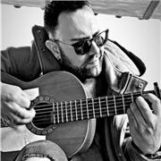 Clases de guitarra desde cero, me gusta enseñar a personas que se estan iniciando en el instrumento.