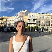 Estudiante universitaria de Psicología con altas aptitudes en Lengua y Literatura Castellana y Valenciana.