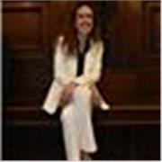 Ragazza fresca di laurea magistrale in programmazione e gestione dei servizi sociali e laurea triennale in scienze giuridiche.