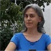 Diplomata in Lingue straniere, con cultura universitaria livello Laurea breve in Lingue e Letterature Straniere