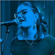 Professeure diplômée de la BIMM University en chant - musiques actuelles donne des cours de chant avec une pédagogie douce et bien