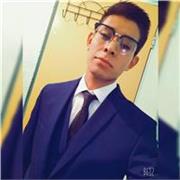 Profesor de computación que imparte clases a niños de todas las edades