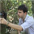 Ingeniero e investigador en el amazonas imparte clases de refuerzo y tutoría a alumnos de eso y primaria