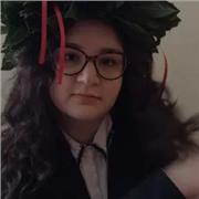 Laureata in Lettere e Cinema impartisce lezioni in discipline umanistiche e inerenti alle arti dello spettacolo