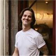 Italiano nativo, estudiante de Ingeniería en el Politécnico de Turín. Hablo español, inglés, francés y albanés. Vivo en barcelona