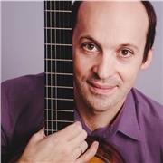 Profesor que enseñas lo niños, enseña fingerstyle y popmusica