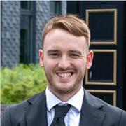 Fonctionnaire cadre de la fonction publique, diplomé de l'Université de Cambridge, avec de l'expérience en ministère et ambassade.
