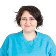 Dottoressa di ricerca insegna storia, filosofia e materie umanistiche 