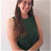 Profesora de inglés que da clase a niños pequeños