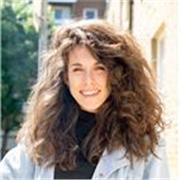 Docente titulada en Comunicación Audiovisual por la USC y UPF en España, y master en Cine Documental en LCC (UAL) en Londres. 