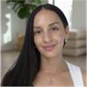 Profesora de yoga y meditacion para reducir la ansiedad y mejorar el sueño