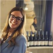 Laureata in lettere impartisce lezioni di grammatica, italiano, storia e geografia