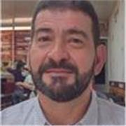 Profesor de Filosofía, con más de 25 años de experiencia