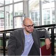 Laureato in letteratura e insegnante per lezioni