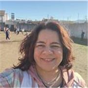 Profesora imparte clases de español a niños y adultos