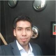 Profesor de computacion imparte clases a niños de todas las edades