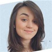 Abogada ejerciente, graduada en Derecho y en un doble máster por la Universidad de Deusto, imparte clases. 