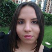 Estudiante de medicina imparte clases de inglés y biología a niños de todas las edades