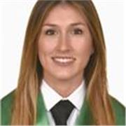 Maestra de inglés imparte clases de refuerzo en todas las materias