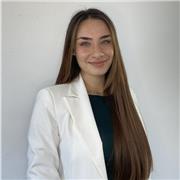 Laureanda in scienze internazionali e istituzioni europee, lezioni personalizzate per gli studenti di tutti i livelli ed età.