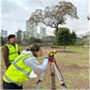 Profesora de matemática básica que imparte clases a estudiantes de primaria y secundaria