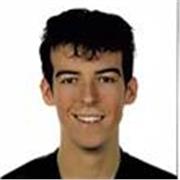 Joven con certificación de nivel C1 en conversación 