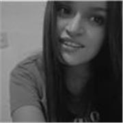 Profesora de español imparte clase a personas de todas las edades