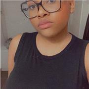 Étudiante qui donne des cours de français aux primaires et collégiens