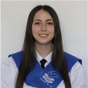 Profesora de inglés imparte clases a alumnos de todas las edades