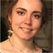 Étudiante en kinésithérapie prête à aider des élèves