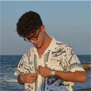 studente universitario di economia, interessato a lezioni di economia aziendale e microeconomia