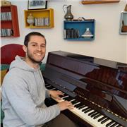 Pianista docente di pianoforte a scuola di musica offre lezioni private di pianoforte. Aperto a qualunque fascia d'età e livello!