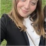 Insegnante di inglese impartisce lezioni semplici e graduali per bambini della scuola primaria