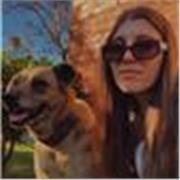 Licenciada en Genética imparte clases de biología a estudiantes de nivel primario y secundario