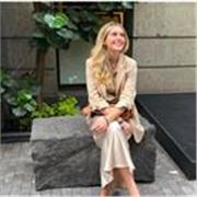 Una persona que domina el idioma ingles, tiene facilidad para comunicarse y se adapta facilmente a diferentes metodos de enseñanza