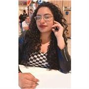 La profesora de estas materias imparte clases a jóvenes de todas las edades para así ayudarles a reforzar ese conocimiento o introducirlos al mismo, ya que las, marketing, ventas, las relaciones personales y comerciales son el centro del mundo