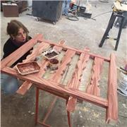 Insegnante di disegno impartisce lezioni a studenti di scuole secondarie di primo e secondo grado