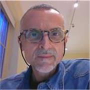 Posso offrire lezioni di arte che spaziano dalla storia dell'arte al disegno, dalla percezione visiva alla fotografia e al cinema.