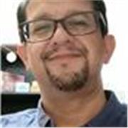 Profesional bivalente (Ingeniería/Administración) que busca transformar las matemáticas en una herramienta accesible y lógica.