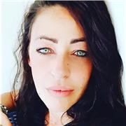 Docente di ruolo di italiano impartisce lezioni a studenti dei tre ordini e gradi di scuola