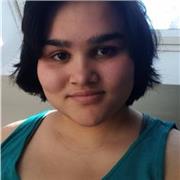 Lehramtstudentin erteilt Kindern Nachilfe in Deutsch