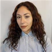 Profesora diferencial que realiza apoyo pedagogico individualizado a personas con Discapacidad o dificultades en el aprendizaje