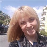 Buongiorno. Sono Elena. Sono russa di origine. Non sono insegnante proffesionale ma la mia lingua madre la conosco bene. E anche italiano. Abito in italia da 15 anni