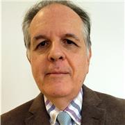 Profesor graduado de violín, con más de 30 años de experiencia, imparte clases a niños, adolescentes y adultos