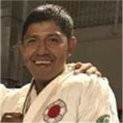 Profesor de artes marciales imparte sesiones de: acondicionamiento físico y defensa personal