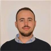 Insegnante di Economia Aziendale e DTA impartisce lezioni per studenti di ogni indirizzo professionale e tecnico